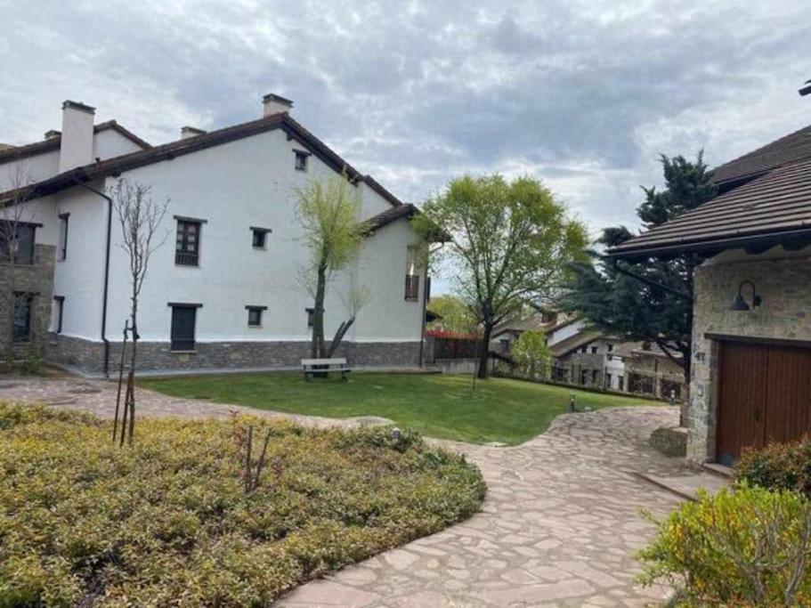 Un Encanto De Duplex Jaca Exterior photo