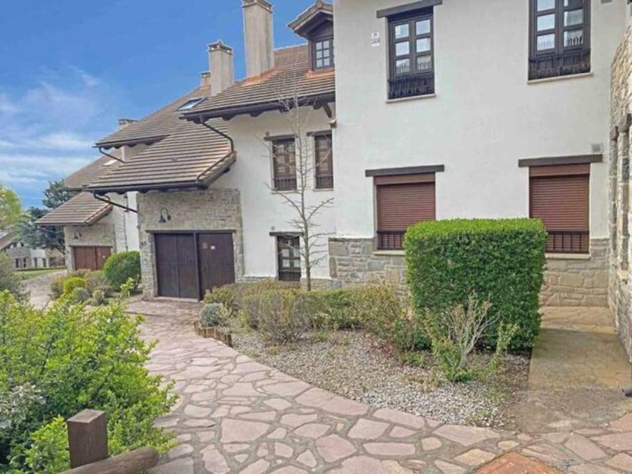 Un Encanto De Duplex Jaca Exterior photo